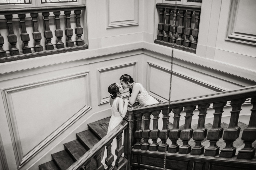 Photographe-mariage-Toulouse-Lauragais-Goldenhour-Aude-Labastide-d'anjou-céline-s-photographies-céline-skowron-domaine-des-barrots-lgbt-escalier