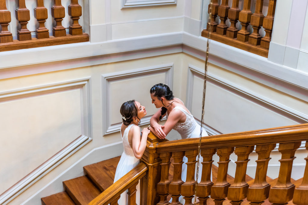 Photographe-mariage-Toulouse-Lauragais-Goldenhour-Aude-Labastide-d'anjou-céline-s-photographies-céline-skowron-escalier-lgbt-domaine-barrot