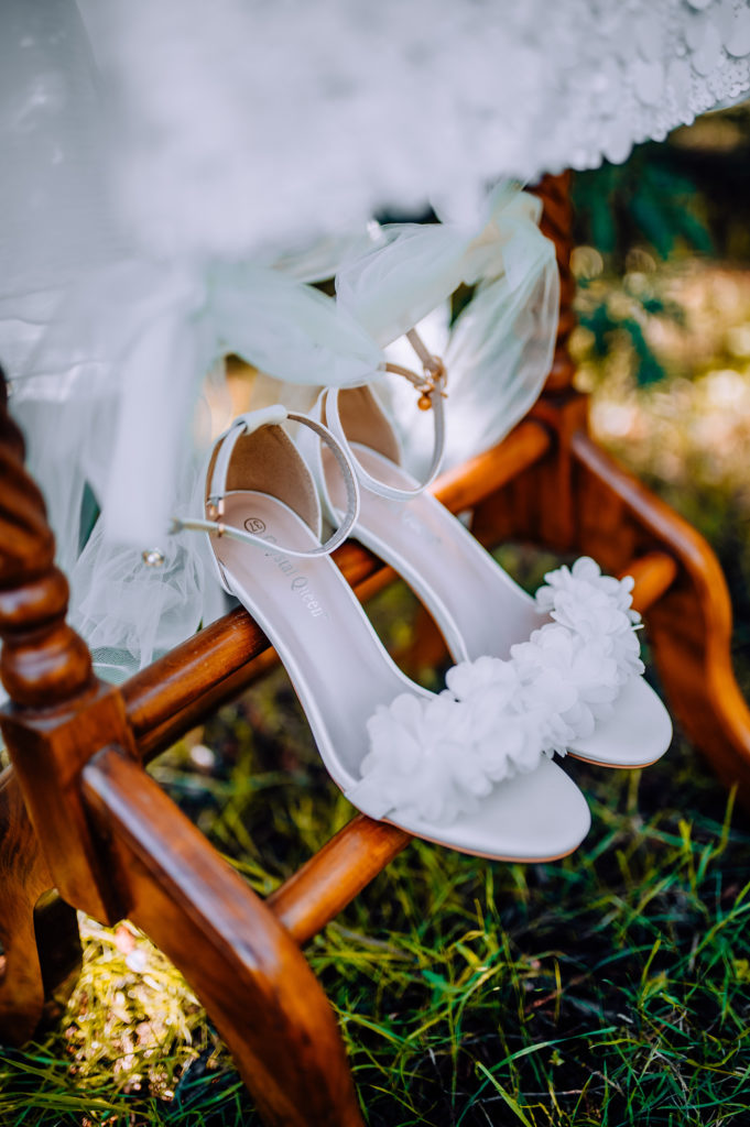 Photographe-mariage-Toulouse-Lauragais-Goldenhour-Aude-chaussures-mariée