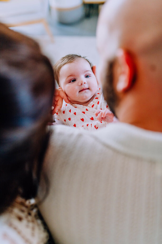 Photographe-séance-famille-bébé-Toulouse-Lauragais-Aude-Labastide-d'anjou-à-la-maison