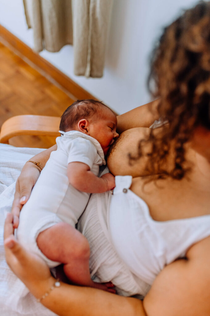 Photographe-séance-famille-bébé-Toulouse-Lauragais-Aude-Labastide-d'anjou-allaitement
