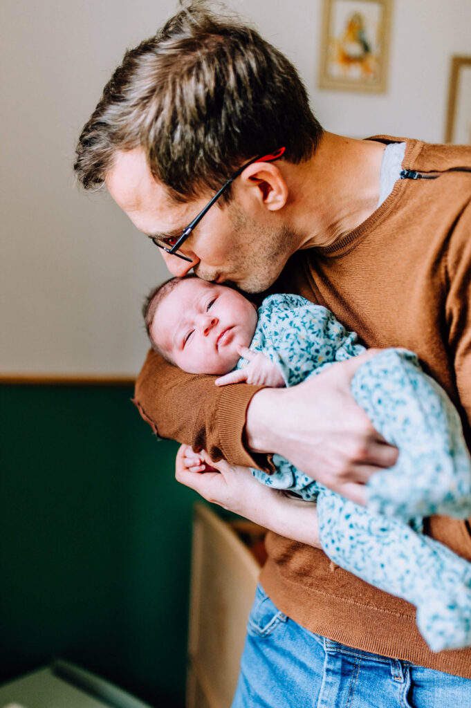 Photographe-séance-famille-bébé-Toulouse-Lauragais-Aude-Labastide-d'anjou-bisous