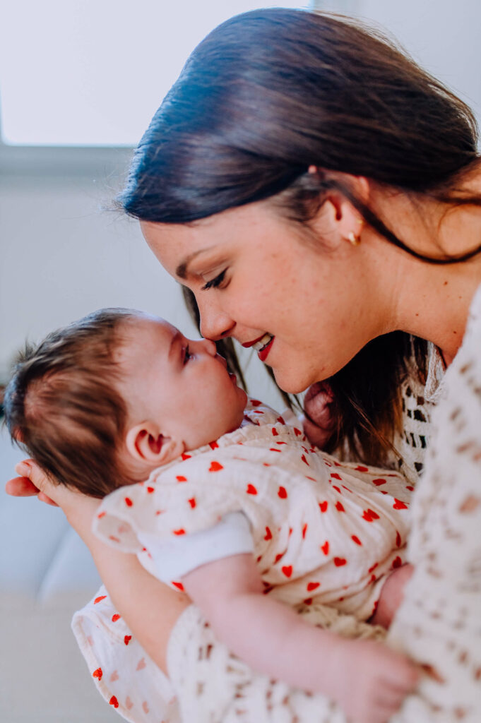 Photographe-séance-famille-bébé-Toulouse-Lauragais-Aude-Labastide-d'anjou-bisous-maman