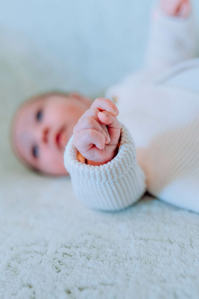 Photographe-séance-famille-bébé-Toulouse-Lauragais-Aude-Labastide-d'anjou-detail-main