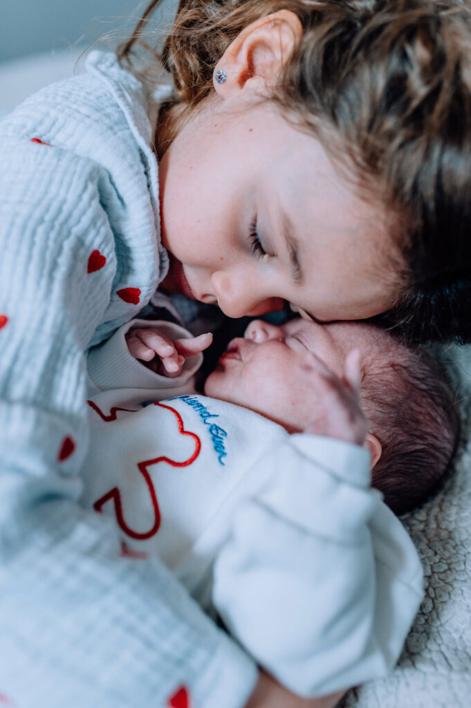 Photographe-séance-famille-bébé-Toulouse-Lauragais-Aude-Labastide-d'anjou-soeurs