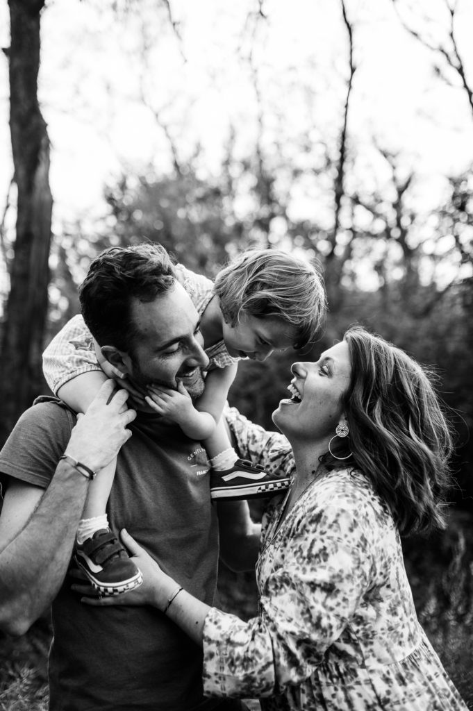 séance photo famille enfants grossesse portrait couple Toulouse lauragais lac Céline S photographies fun rire naturel