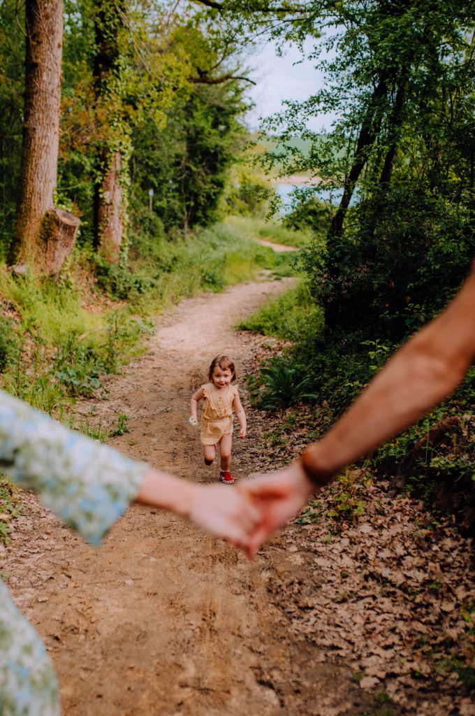 séance photo famille enfants grossesse portrait couple Toulouse lauragais lac Céline S photographies fun rire naturel