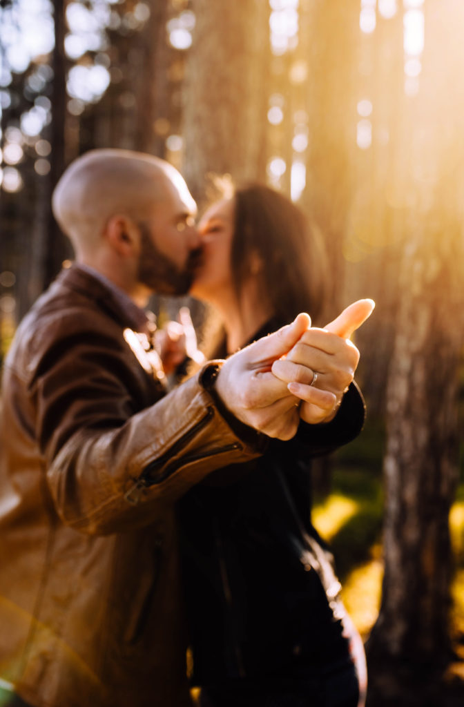 séance photo engagement elopement couple portrait couple Toulouse lauragais lac Céline S photographies naturel pas de poses mariage