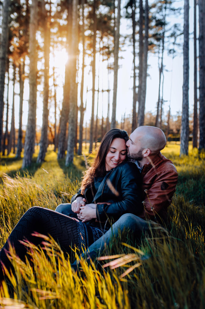 séance photo engagement elopement couple portrait couple Toulouse lauragais lac Céline S photographies naturel pas de poses mariage