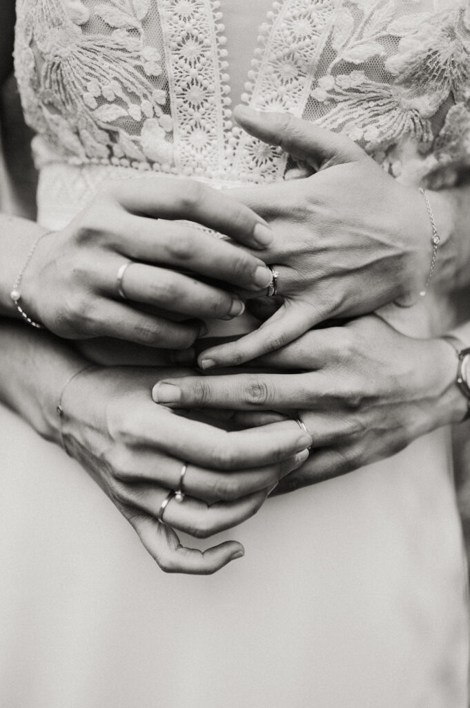 Photographe-mariage-Toulouse-Lauragais-Goldenhour-Aude-reportage-lgbt-domaine-barrots-alliance-gros-plan