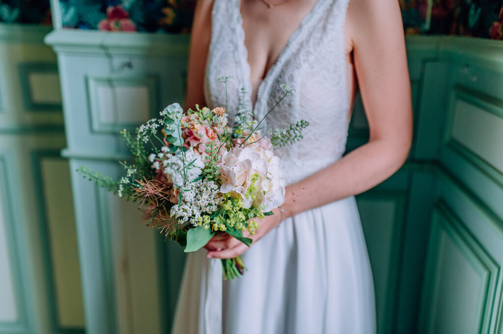 Photographe-mariage-Toulouse-Lauragais-Goldenhour-Aude-reportage-lgbt-domaine-barrots-bouquet