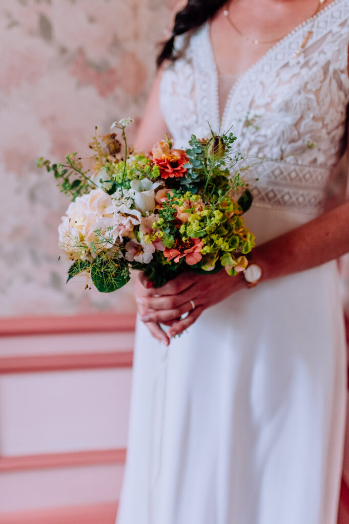 Photographe-mariage-Toulouse-Lauragais-Goldenhour-Aude-reportage-lgbt-domaine-barrots-bouquet-Montlaur