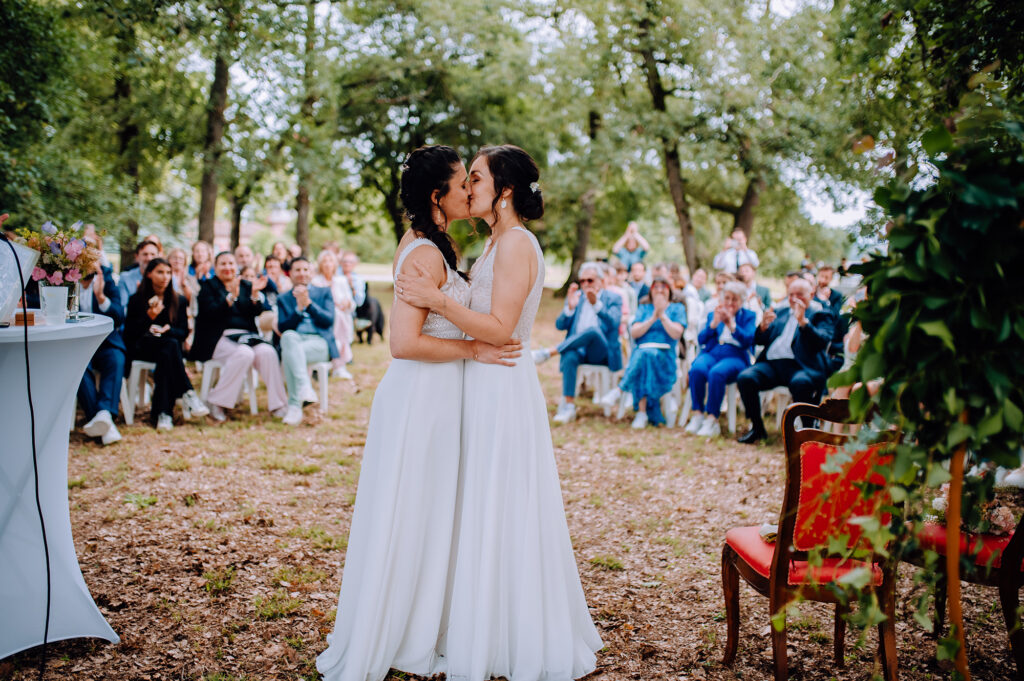Photographe-mariage-Toulouse-Lauragais-Goldenhour-Aude-reportage-lgbt-domaine-barrots-ceremonie-laique-baiser