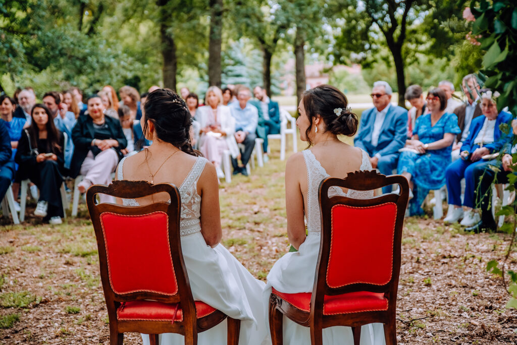 Photographe-mariage-Toulouse-Lauragais-Goldenhour-Aude-reportage-lgbt-domaine-barrots-ceremonie-laique-dehors