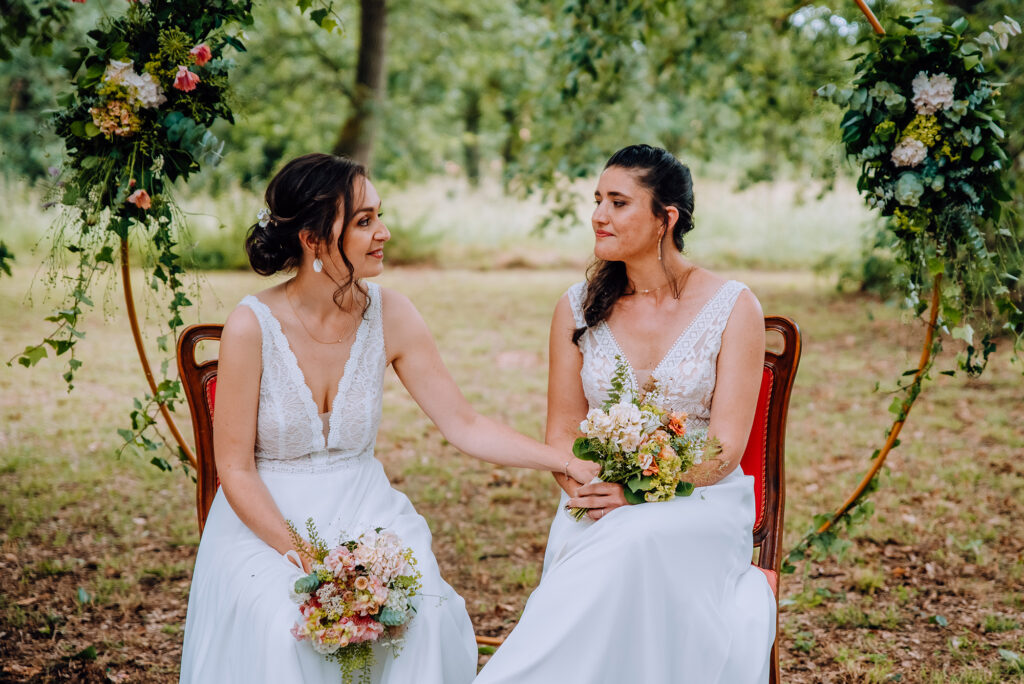 Photographe-mariage-Toulouse-Lauragais-Goldenhour-Aude-reportage-lgbt-domaine-barrots-ceremonie-laique-exterieur