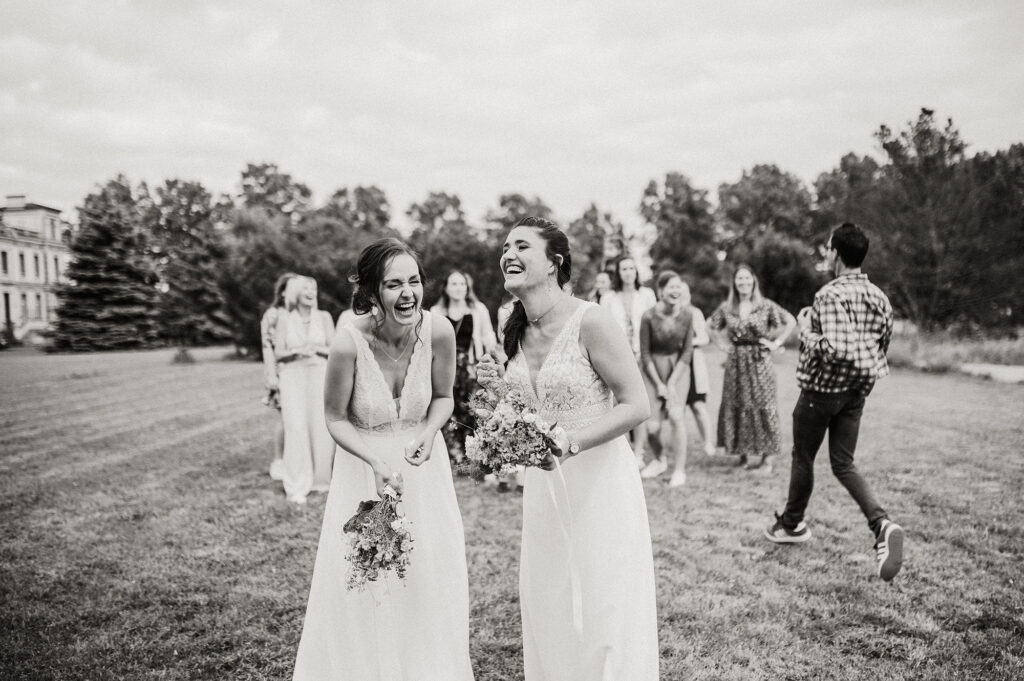 Photographe-mariage-Toulouse-Lauragais-Goldenhour-Aude-reportage-lgbt-domaine-barrots-lancer-bouquet