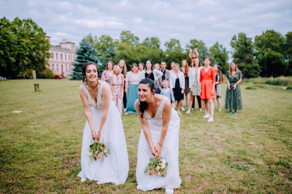 Photographe-mariage-Toulouse-Lauragais-Goldenhour-Aude-reportage-lgbt-domaine-barrots-lancer-bouquet-mariées