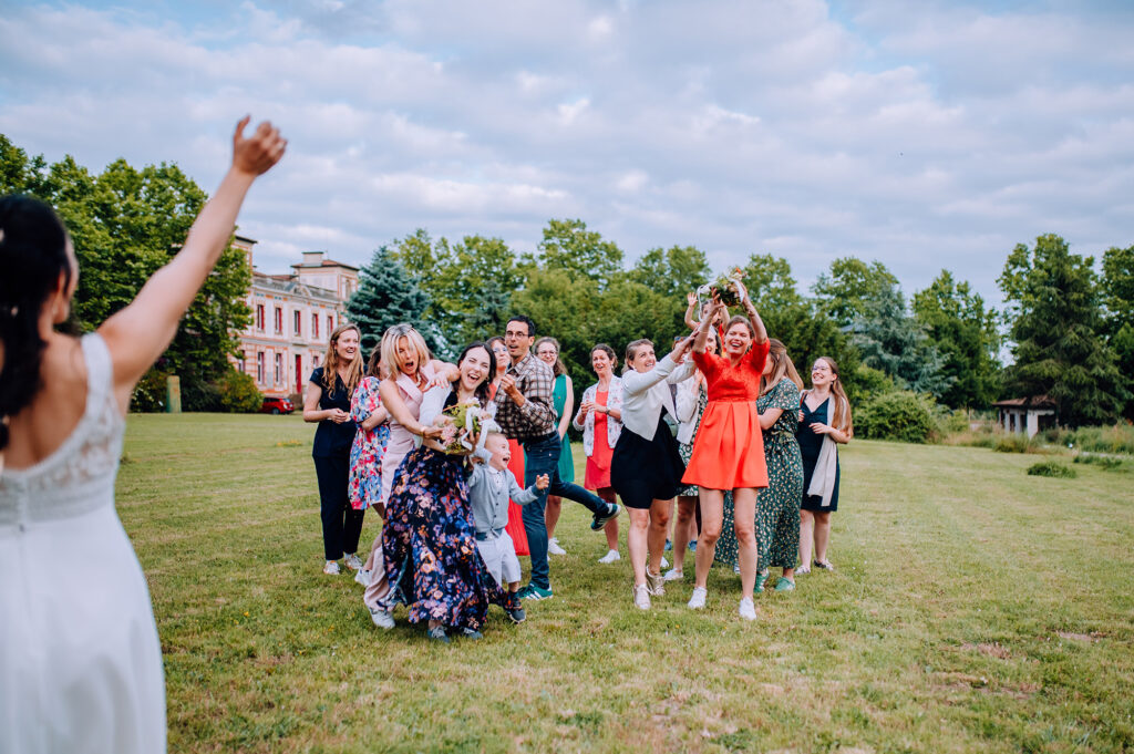 Photographe-mariage-Toulouse-Lauragais-Goldenhour-Aude-reportage-lgbt-domaine-barrots-lancer-bouquet-prix