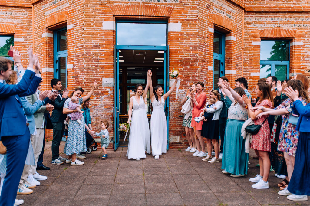 Photographe-mariage-Toulouse-Lauragais-Goldenhour-Aude-reportage-lgbt-domaine-barrots-mairie-haie-honneur