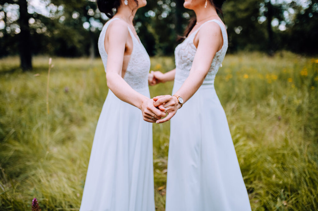 Photographe-mariage-Toulouse-Lauragais-Goldenhour-Aude-reportage-lgbt-domaine-barrots-photos-couple-detail-prix