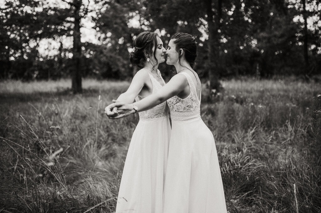 Photographe-mariage-Toulouse-Lauragais-Goldenhour-Aude-reportage-lgbt-domaine-barrots-photos-couple-noir-et-blanc