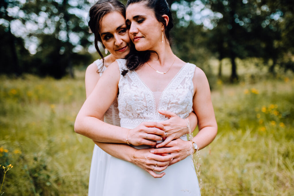 Photographe-mariage-Toulouse-Lauragais-Goldenhour-Aude-reportage-lgbt-domaine-barrots-séance-couple-femmes