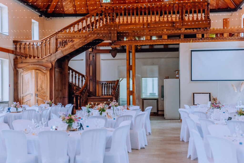 Photographe-mariage-Toulouse-Lauragais-Goldenhour-Aude-reportage-lgbt-domaine-barrots-tables-déco-salle
