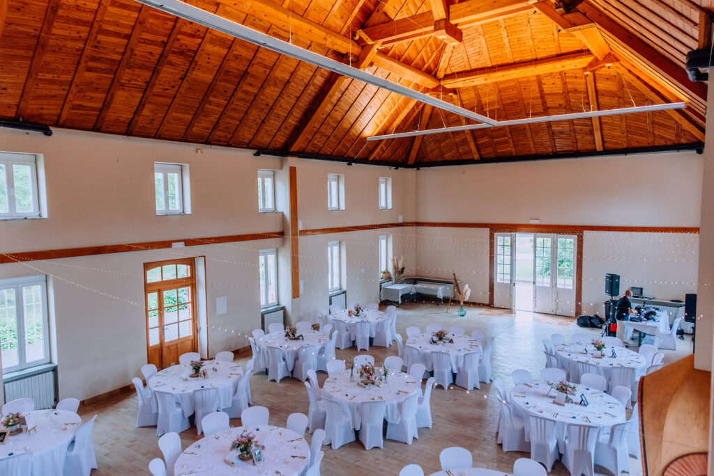 Photographe-mariage-Toulouse-Lauragais-Goldenhour-Aude-reportage-lgbt-domaine-barrots-tables-salle