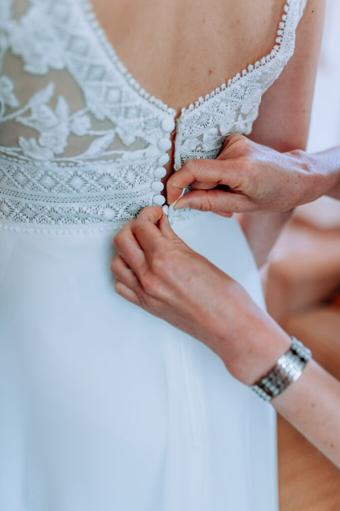Photographe-mariage-Toulouse-Lauragais-Goldenhour-Aude-reportage-lgbt-habillage-robe