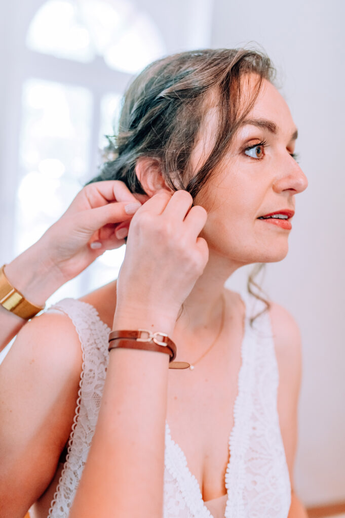 Photographe-mariage-Toulouse-Lauragais-Goldenhour-Aude-reportage-lgbt-mariée-habillage